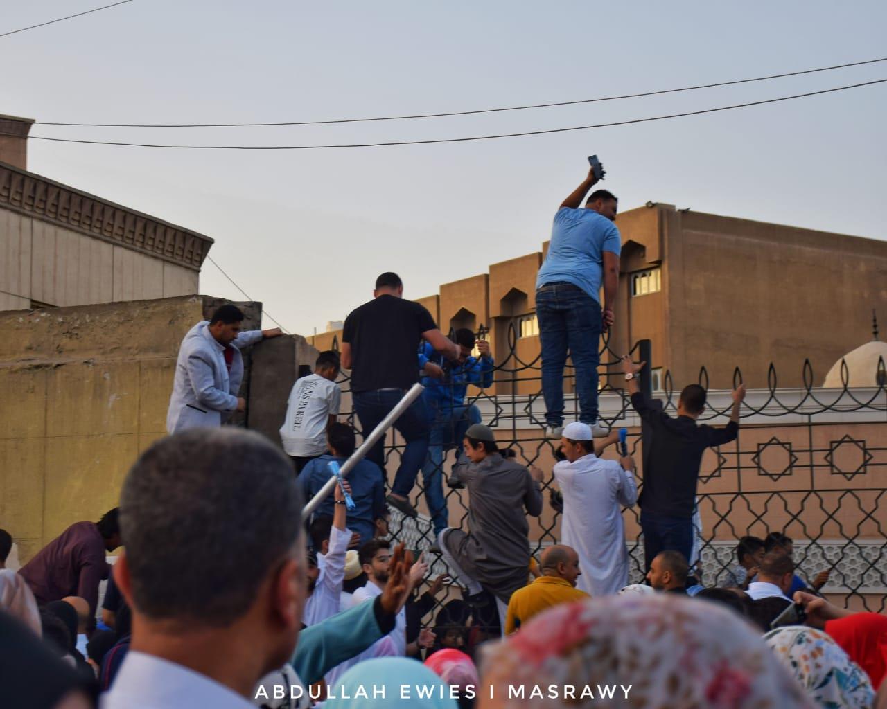 على الوجوه وفي الجيوب وبالقلوب العيد فرحة 