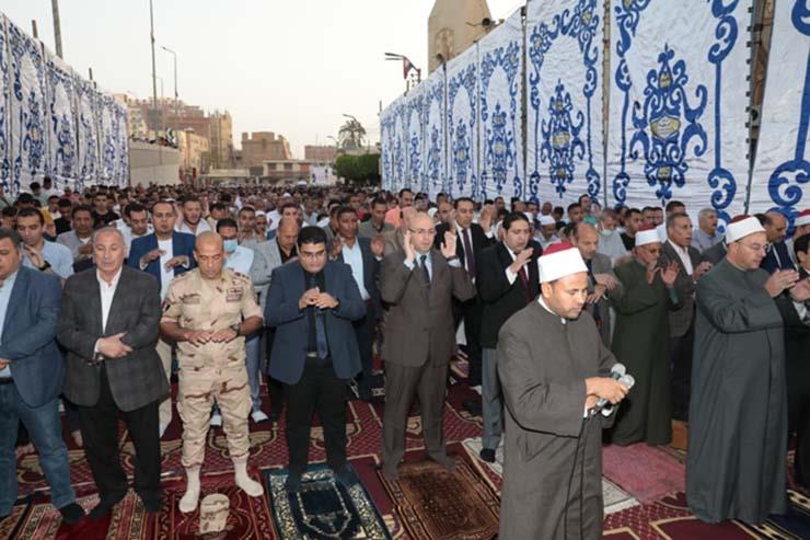 محافظ بني سويف يؤدى شعائر صلاة عيد الفطر المبارك بساحة مسجد عمر بن عبدالعزيز 