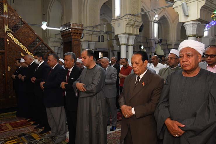 محافظ قنا يؤدى صلاة عيد الفطر المبارك بمسجد العارف بالله سيدي عبدالرحيم القنائي 