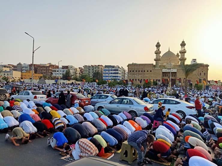 أهالي السويس يؤدون صلاة العيد بالمساجد والساحات 
