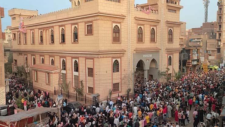 أهالي يشاركون المواطنين فرحتهم بالعيد في كفر الشيخ 