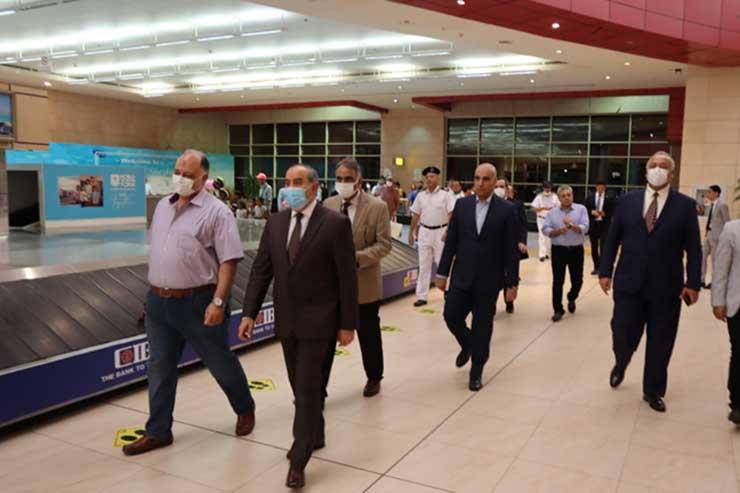 وزير الطيران خلال جولة في مطار شرم الشيخ