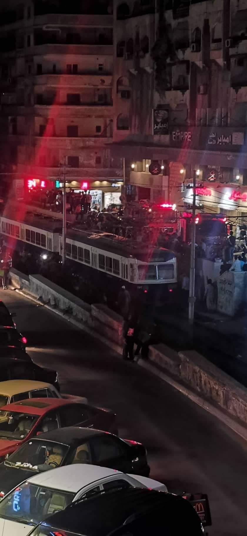 إنقاذ شخص سقط أسفل عجلات ترام الإسكندرية