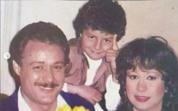 أحمد الفيشاوي طفلا يتوسط والديه