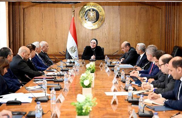 وزيرة الصناعة تكلف مجلس الصناعات النسيجية بوضع خطة شاملة لتطوير القطاع وزيرة الصناعة تكلف مجلس الصناعات النسيجية بوضع خطة شاملة لتطوير القطاع