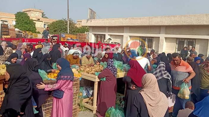 إقبال المواطنين على الأسواق 