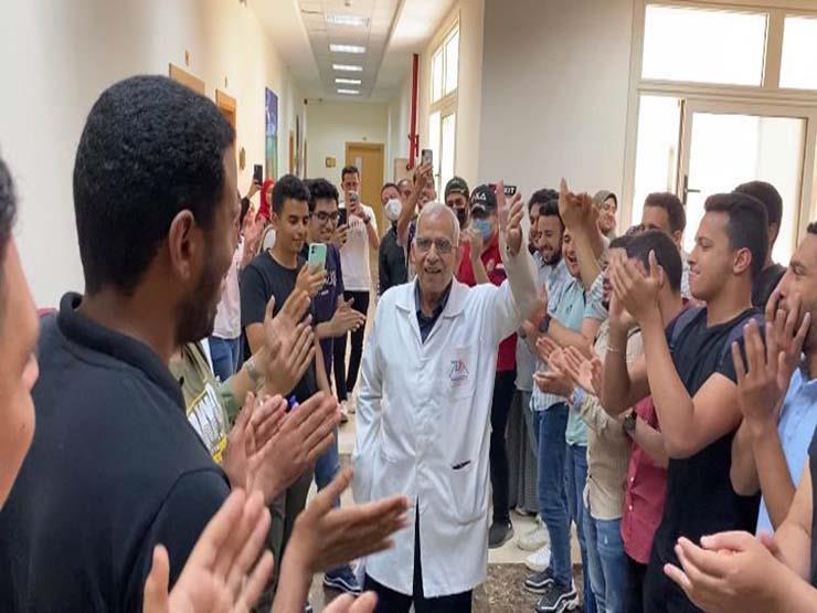 ممر شرفي لطلاب كلية الطب تقديرًا لأستاذهم