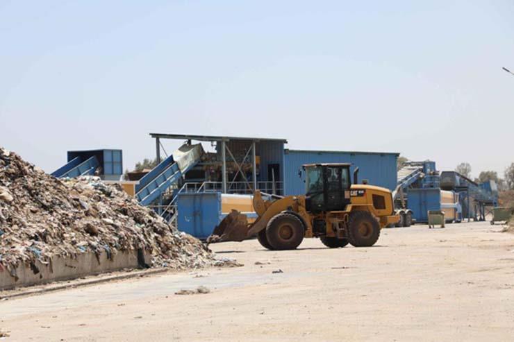 نقل القمامة من مصنع تدوير المخلفات إلى المدفن الصحي في المنيا