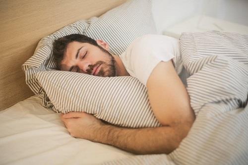  في المرحلة الأولى من النوم يصبح تنفسنا وضربات قلبنا منتظمًا وتسترخي عضلاتنا وتنخفض درجة حرارة أجسام