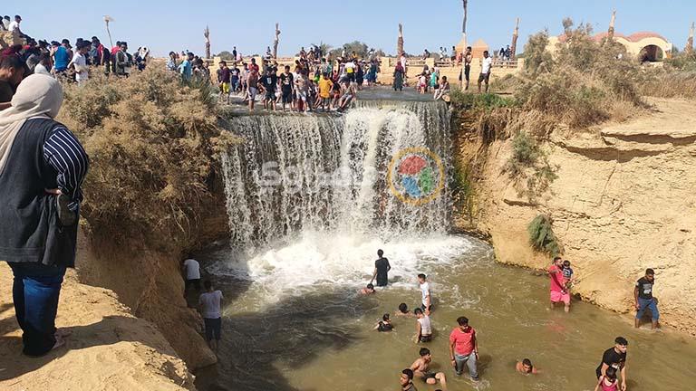 زوار وادي الريان يستمتعون بقضاء الإجازة 