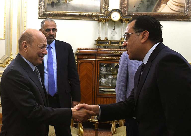 رئيس مجلس القيادة الرئاسى اليمنى يستقبل رئيس الوزراء
