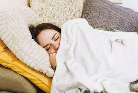 ماذا يحدث لجسمك عند النوم بجانب شخص آخر؟.. دراسة جديدة تكشف الفوائد