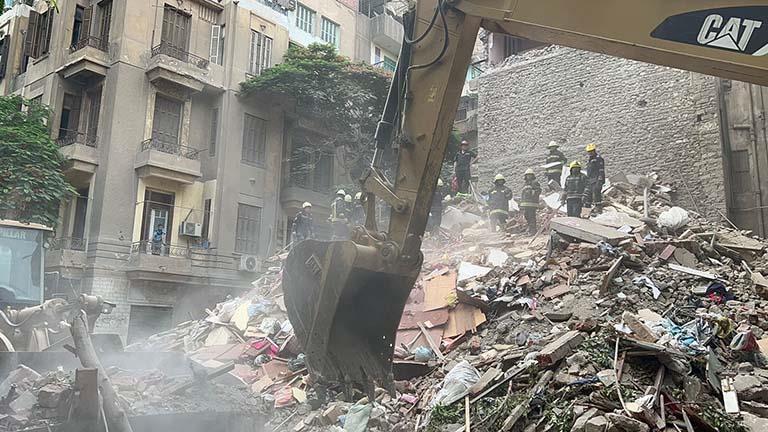 انهيار عقار بالوايلي محافظ القاهرة يتابع عمليات الإنقاذ ورفع الأنقاض 