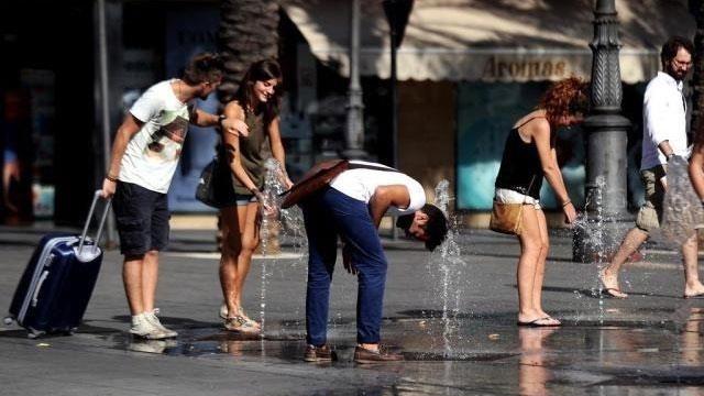 الأرصاد: استمرار الموجة الحارة في أوروبا.. والحرارة وصلت 50 في إيطاليا الأرصاد: استمرار الموجة الحارة في أوروبا.. والحرارة وصلت 50 في إيطاليا