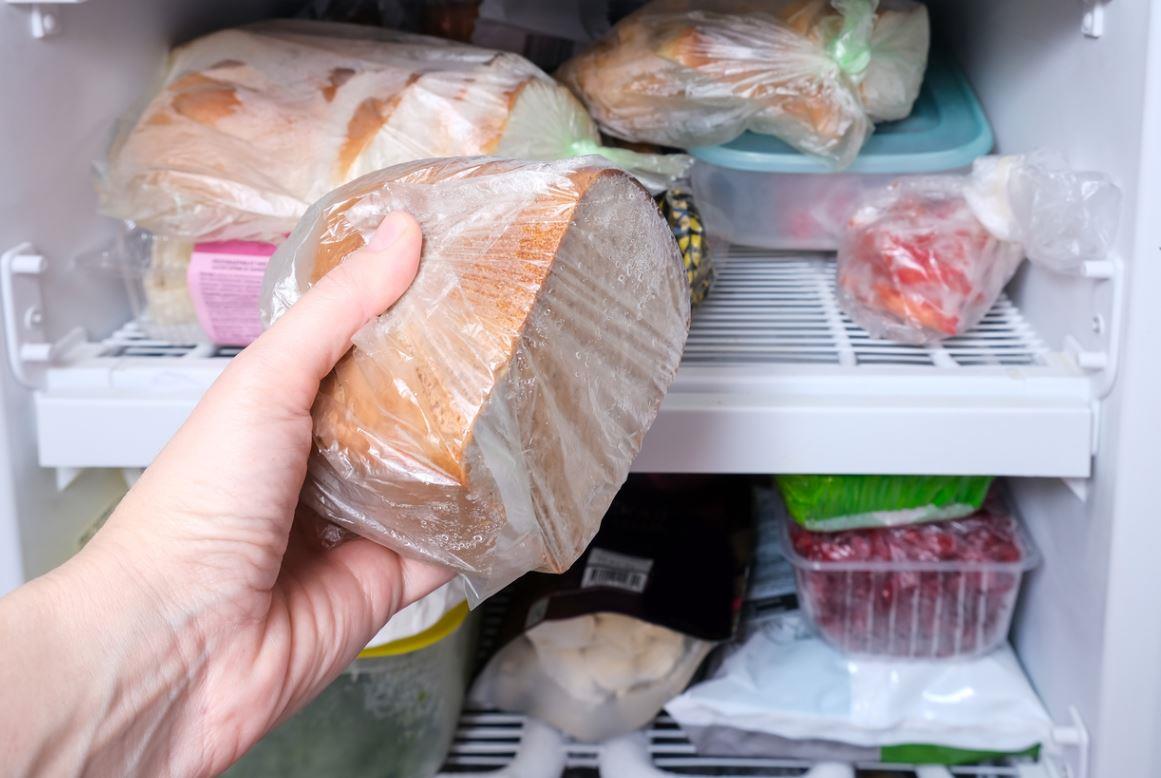 هل يسبب وضع الخبز في الثلاجة الإصابة بالسرطان؟
