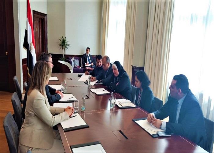 الصناعة: توقيع اتفاق مع شركة ألمانية لتصنيع سيارات كهربائية بمصر قريبا الصناعة: توقيع اتفاق مع شركة ألمانية لتصنيع سيارات كهربائية بمصر قريبا