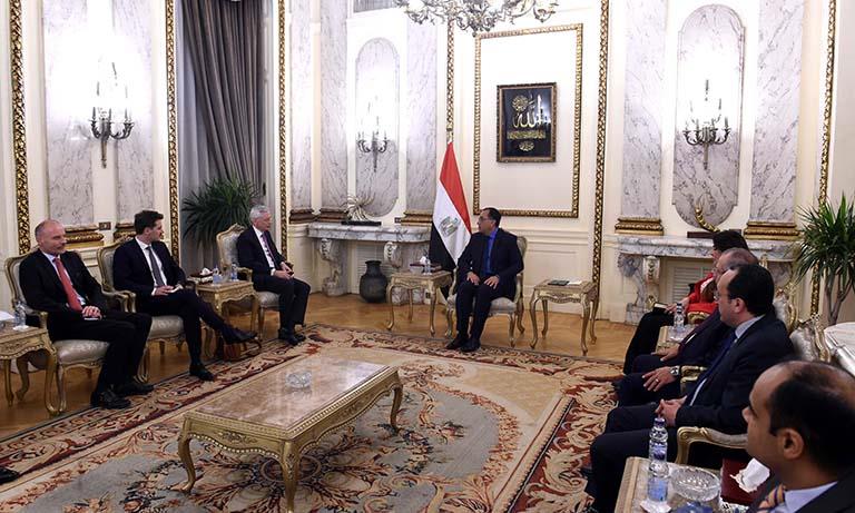 مصطفى مدبولي رئيس الوزراء يلتقي السفير الفرنسي مارك باريتي لدى مصر 