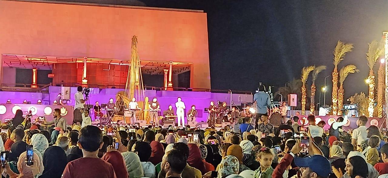 الفنان أحمد جمال يحيي حفل ثاني أيام مهرجان السويس للموسيقى والغناء