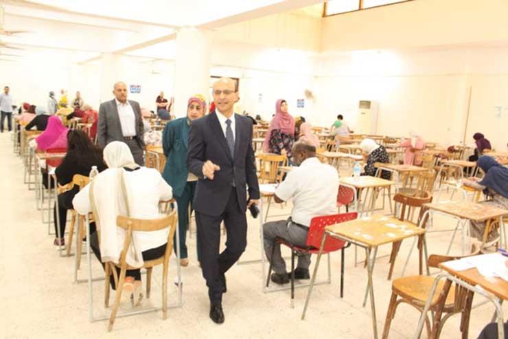 نائب رئيس جامعة أسيوط يتفقد امتحانات الدراسات العليا