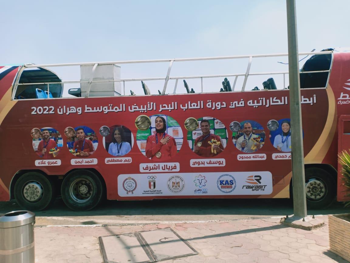 أتوبيس مكشوف لاستقبال أبطال الكاراتيه بمطار القاهرة بعد ذهبية وفضية البحر المتوسط أتوبيس مكشوف لاستقبال أبطال الكاراتيه بمطار القاهرة بعد ذهبية وفضية البحر المتوسط