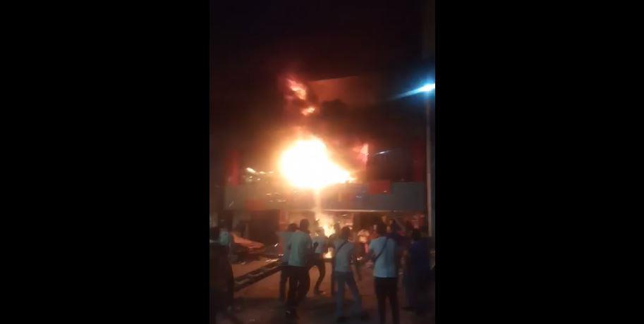 حريق هائل بمحل ملابس في شارع العريش بالهرم
