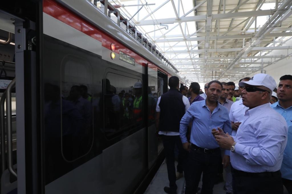 وزير النقل يتفقد مشروع القطار الكهربائي الخفيف LRT 
