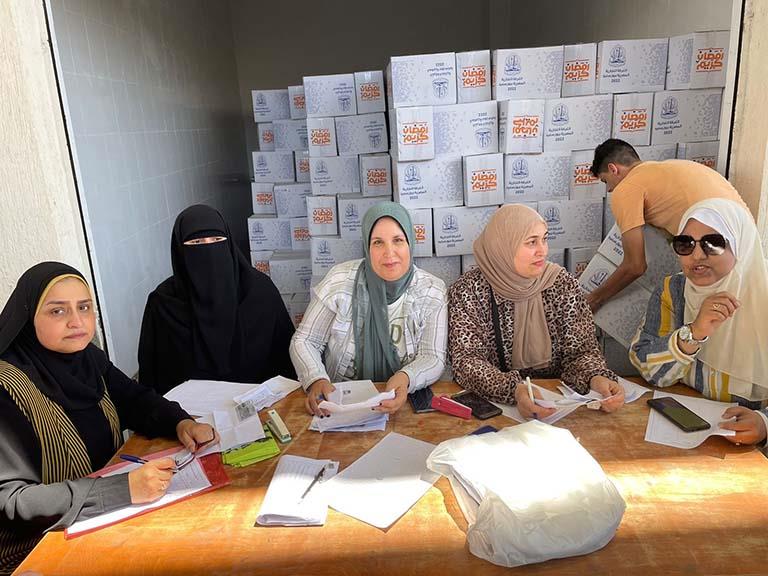 توزيع مواد غذائية على الأسر الأكثر احتياجا في بورسعيد 