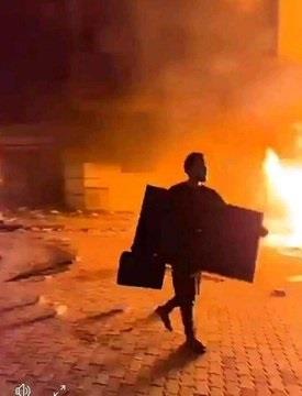 محتجون يقتحمون مقر مجلس النواب الليبي ويضرمون النار به