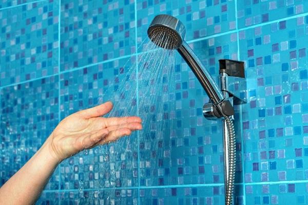 4 أمور تحدث لجسمك عند الاستحمام بالماء البارد