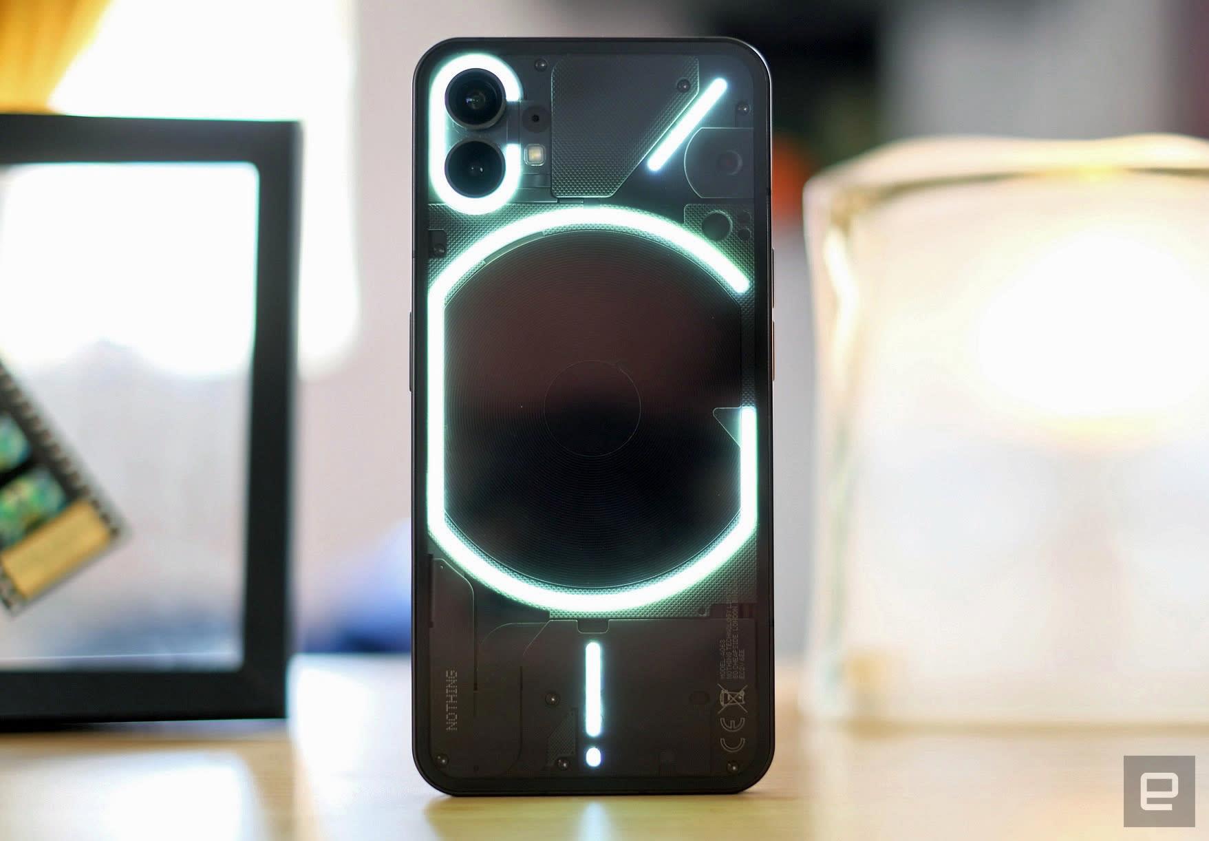 Nothing Phone 1 شفاف مع إضاءة خلفية