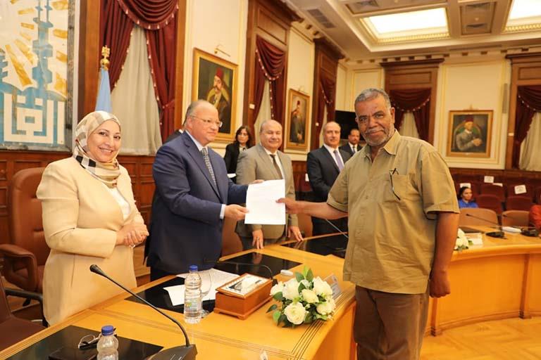 محافظ القاهرة يسلم 24 عقد حق انتفاع لحرفيي قرية الفواخير 