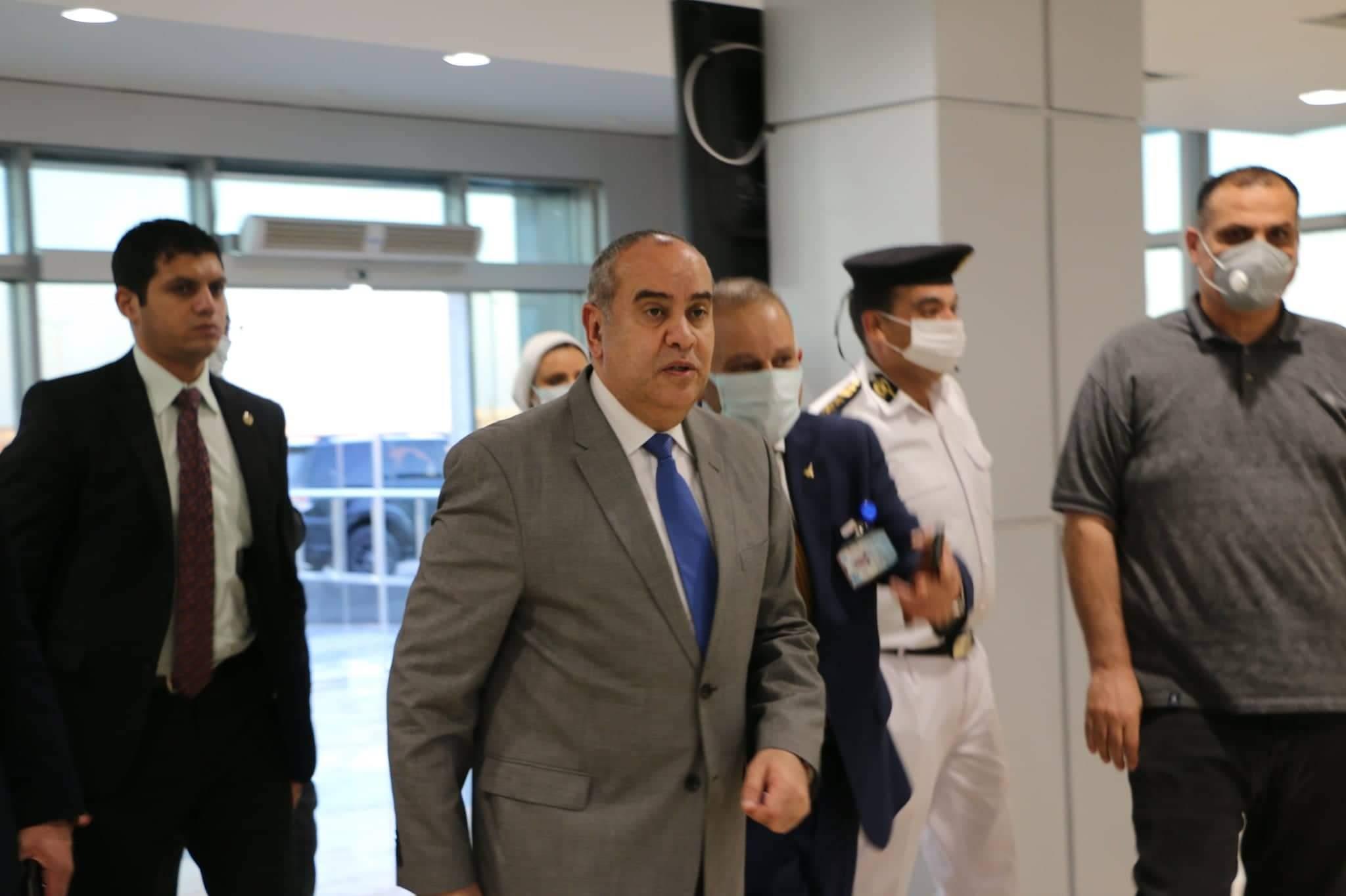 محمد منار وزير الطيران المدني يتفقد مطار العلمين