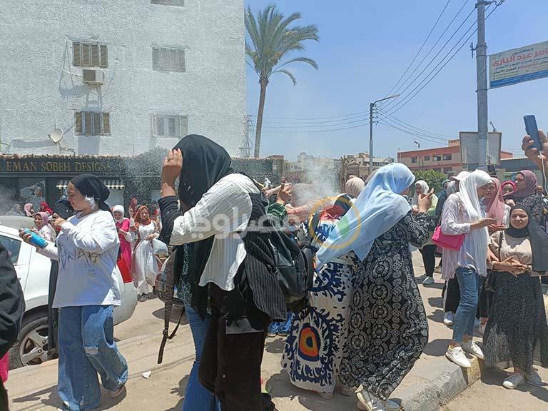 طالبات يرقصن على المزمار وزغاريد وجلباب بلدي في آخر يوم امتحانات