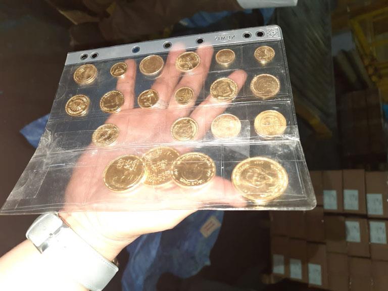 ذهبية وتذكارية.. إحباط تهريب 352 ألف جنيه في مطار القاهرة ذهبية وتذكارية.. إحباط تهريب 352 ألف جنيه في مطار القاهرة