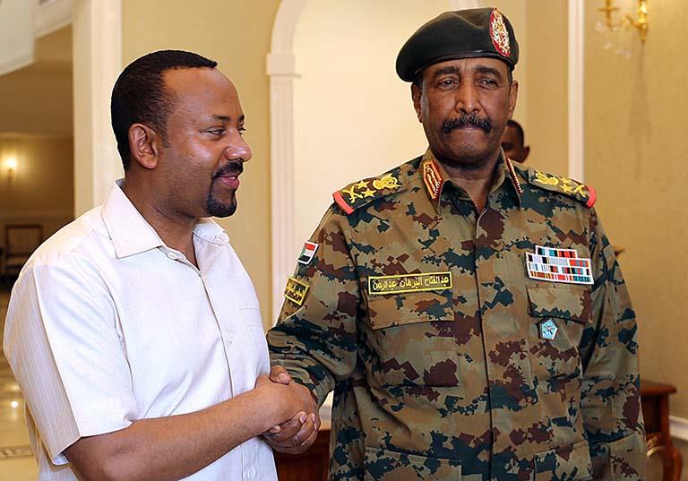 البرهان وآبي أحمد يعقدان محادثات لتجنب الانزلاق لصراع بين السودان وإثيوبيا البرهان وآبي أحمد يعقدان محادثات لتجنب الانزلاق لصراع بين السودان وإثيوبيا