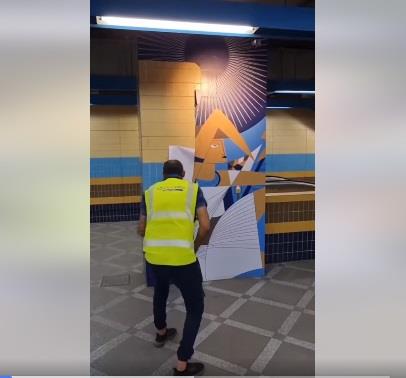بالفيديو.. لحظة إزالة رسوم جداريات مترو أنفاق كلية البنات ال | مصراوى