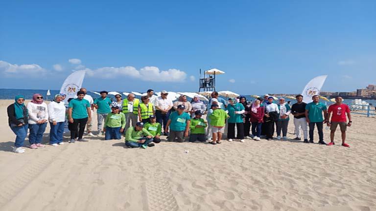 40 متطوع يشاركون في تنظيف شاطئ سيد درويش بالإسكندرية من المخلفات (1)