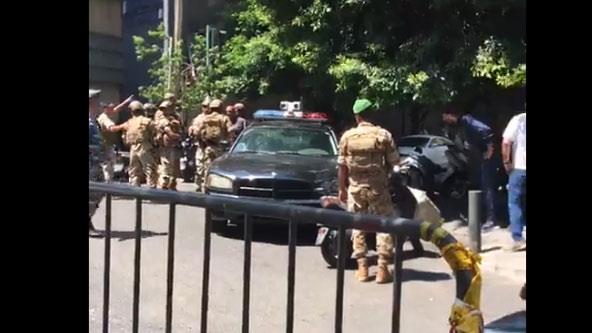 بالفيديو.. مواطن يحتجز رهائن تحت تهديد السلاح داخل أحد البنوك في لبنان بالفيديو.. مواطن يحتجز رهائن تحت تهديد السلاح داخل أحد البنوك في لبنان