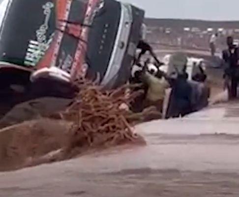بالفيديو.. السيول تتسبب في انهيار المنازل وانقلاب الحافلات في شمال السودان بالفيديو.. السيول تتسبب في انهيار المنازل وانقلاب الحافلات في شمال السودان