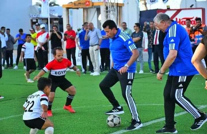 وزير الرياضة ووزير الزراعة يلعبون كرة القدم مع ذوي الهمم