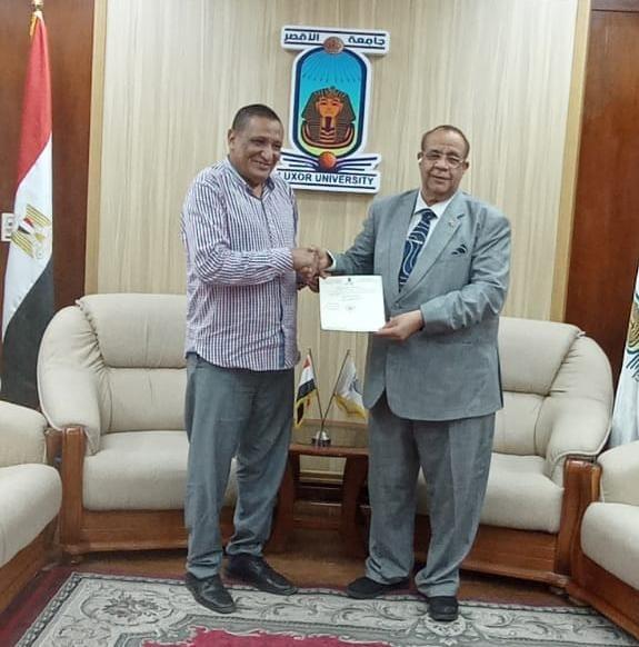 رئيس جامعة الأقصر يكرم عميد كلية الآثار رئيس جامعة الأقصر يكرم عميد كلية الآثار