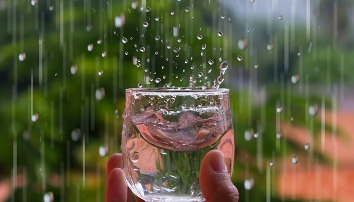 مياه الأمطار لم تعد صالحة للشرب في أي مكان على الأرض