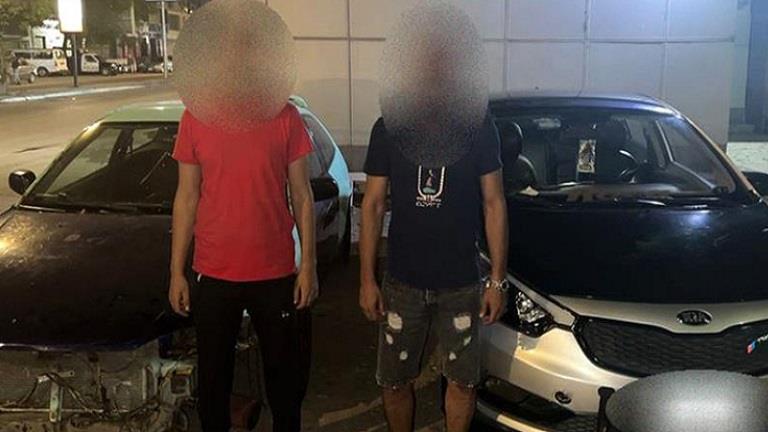 ضبط المتهمين بقيادة سيارتين برعونة وتعريض حياة المواطنين للخطر ضبط المتهمين بقيادة سيارتين برعونة وتعريض حياة المواطنين للخطر