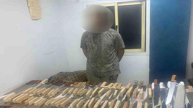 ضبط صاحب ورشة بالقاهرة بحوزته 100 سلاح أبيض ضبط صاحب ورشة بالقاهرة بحوزته 100 سلاح أبيض