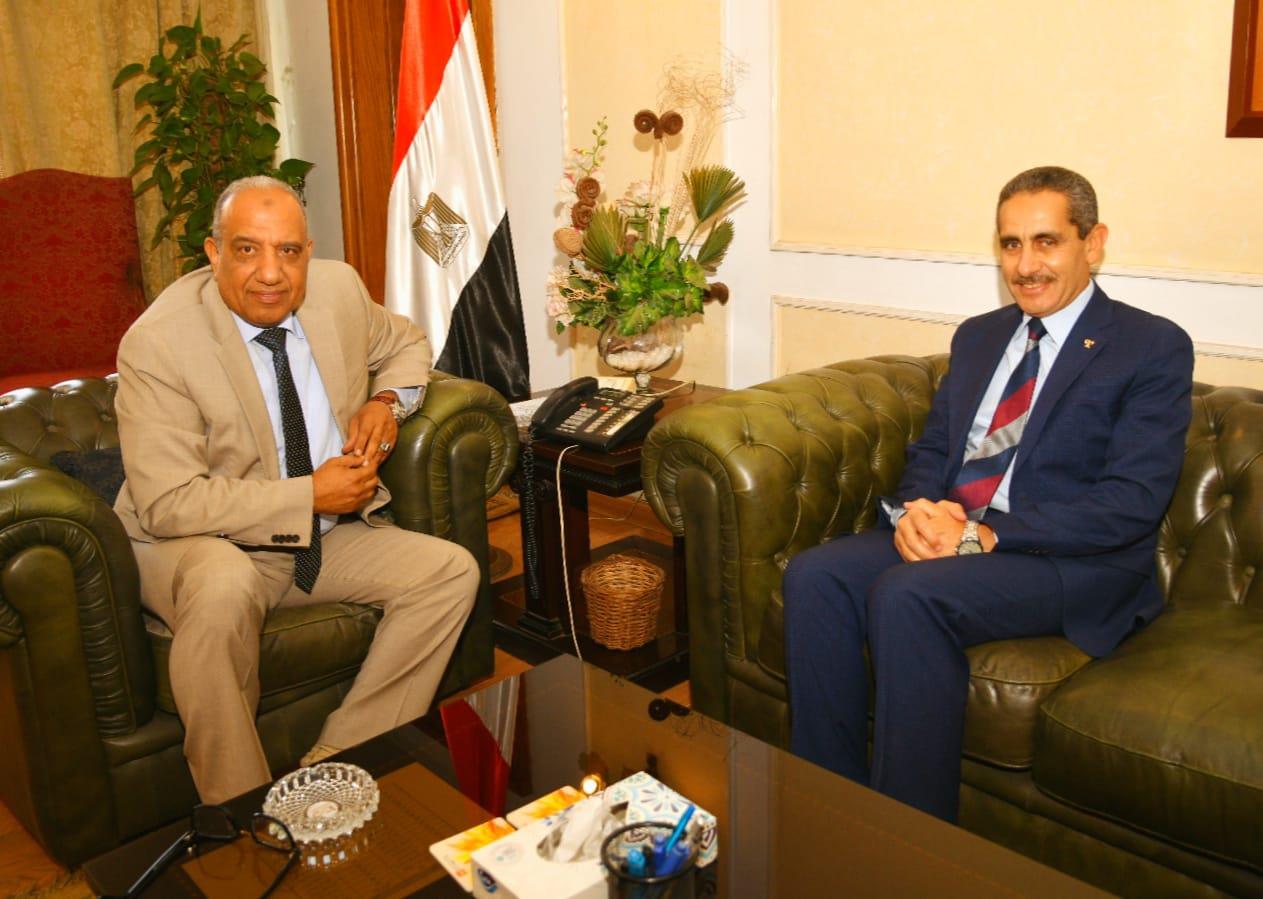 بالصور- وزير قطاع الأعمال يناقش تطوير شركة مصر للغزل والنسيج مع محافظ الغربية