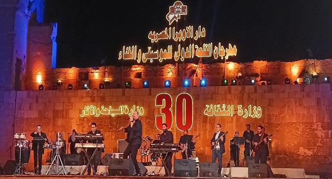 الفنان هشام عباس يحي حفل افتتاح مهرجان القلعة (4)