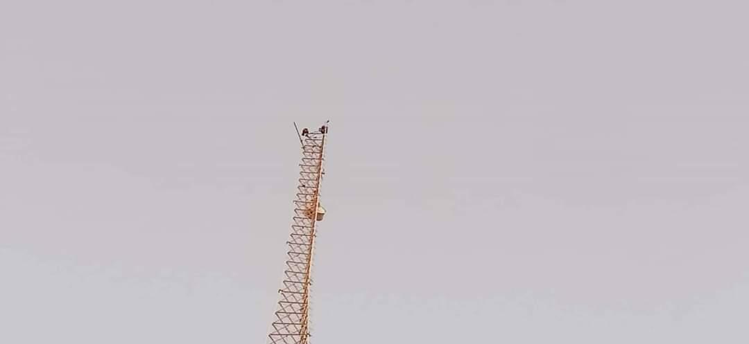 شاب يتسلق برج اتصالات بارتفاع 77 مترًا مهددًا بالانتحار