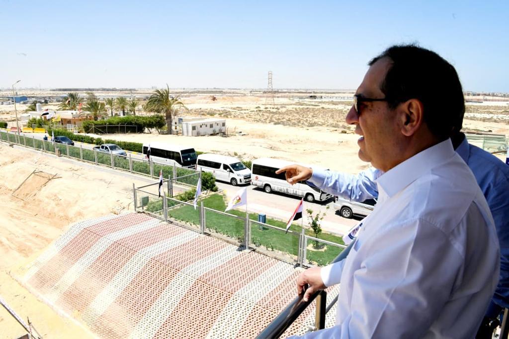 وزير البترول خلال جولته في ميناء الحمراء