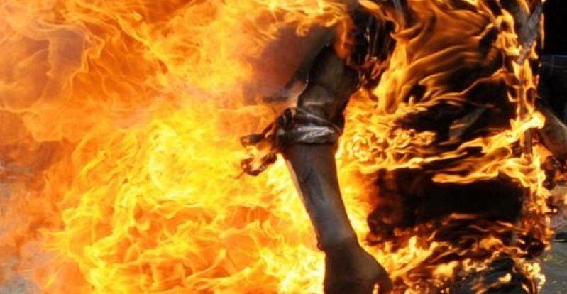 شاب يشعل النيران في جاره بسبب "القطط الميتة" في المحلة شاب يشعل النيران في جاره بسبب "القطط الميتة" في المحلة