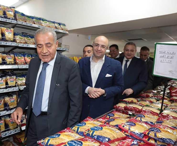 وزير التموين ومحافظ بني سويف يتفقدان فرع الشركة المصرية